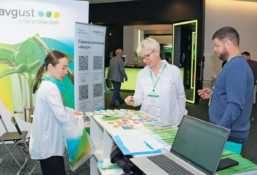 На стенде «Августа» На стенде «Августа»