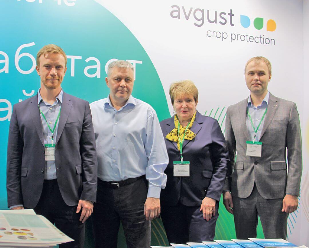 Слева направо: Д. А. Белов, М. Е. Данилов. Л. С. Елиневская и Р. А. Зотов Слева направо: Д. А. Белов, М. Е. Данилов. Л. С. Елиневская и Р. А. Зотов